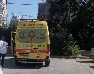גבר כבן 65 התמוטט ברחוב קיבוץ גלויות באשדוד, פונה במצב אנוש