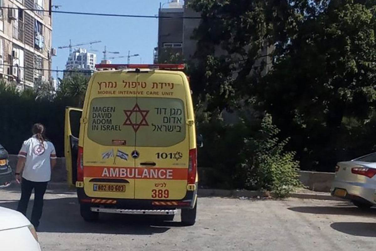 גבר כבן 65 התמוטט ברחוב קיבוץ גלויות באשדוד, פונה במצב אנוש