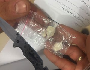 קטין נעצר באשדוד לאחר מרדף: סכין וחומר החשוד כסם נתפסו על גופו