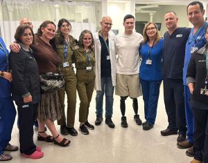 שנה אחרי שנפצע אנוש בעזה: קובי פגש לראשונה את הצוותים שהצילו את חייו