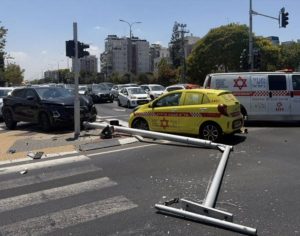 נהג התנגש בעמוד רמזור בצומת בני ברית ובן עמי