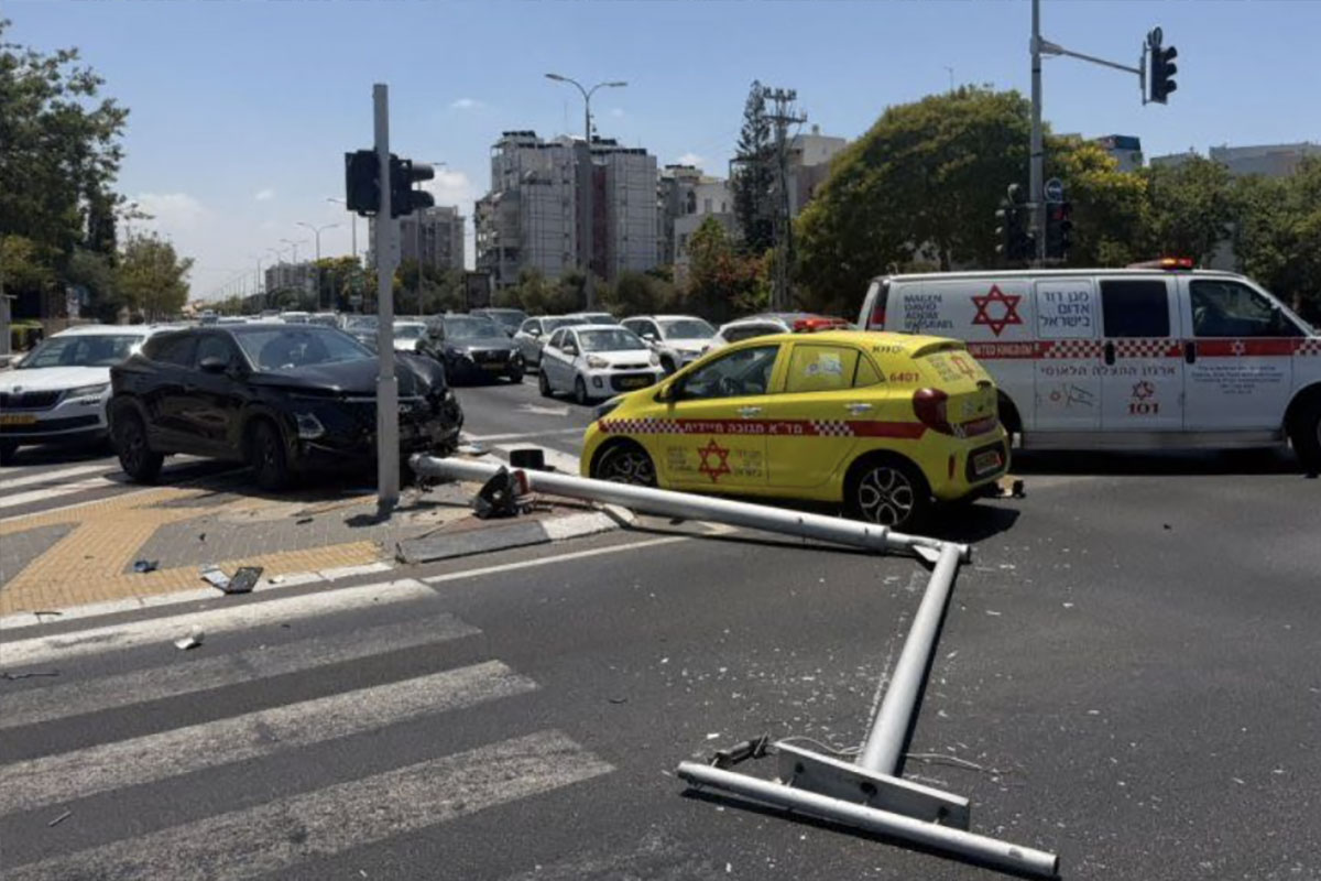 נהג התנגש בעמוד רמזור בצומת בני ברית ובן עמי