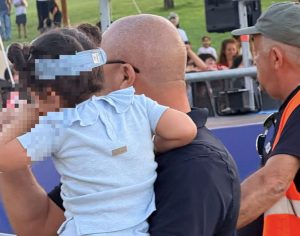 רגע של חרדה הסתיים בחיבוק: השיטור העירוני סייע באיתור אם לילדה