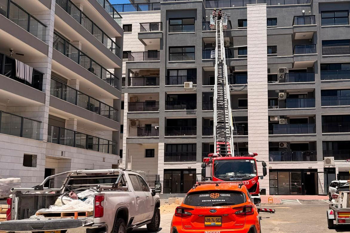 פועל נפצע בינוני לאחר שנפל מסולם במהלך עבודתו באשדוד