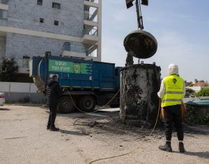 קיבל דוח עירוני ועל פי החשד הצית ארבעה פחי אשפה באשדוד