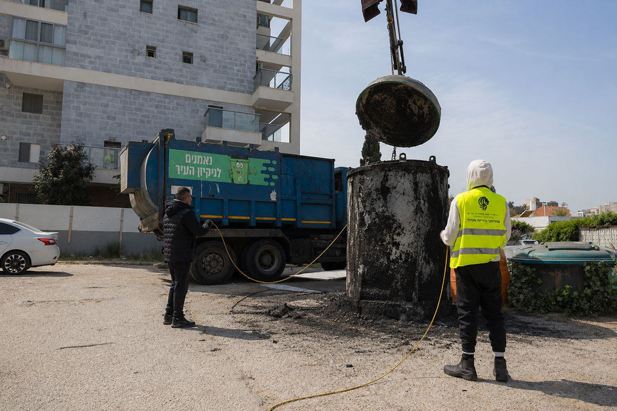 קיבל דוח עירוני ועל פי החשד הצית ארבעה פחי אשפה באשדוד