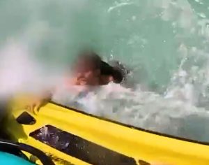 שניות של סכנה בים: המצילים זיהו את הנערות וחילצו אותן