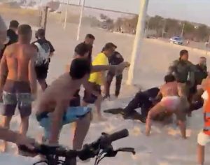 נעצרו שני חשודים באירוע תקיפת שוטרים ופקחים בחוף מי עמי באשדוד