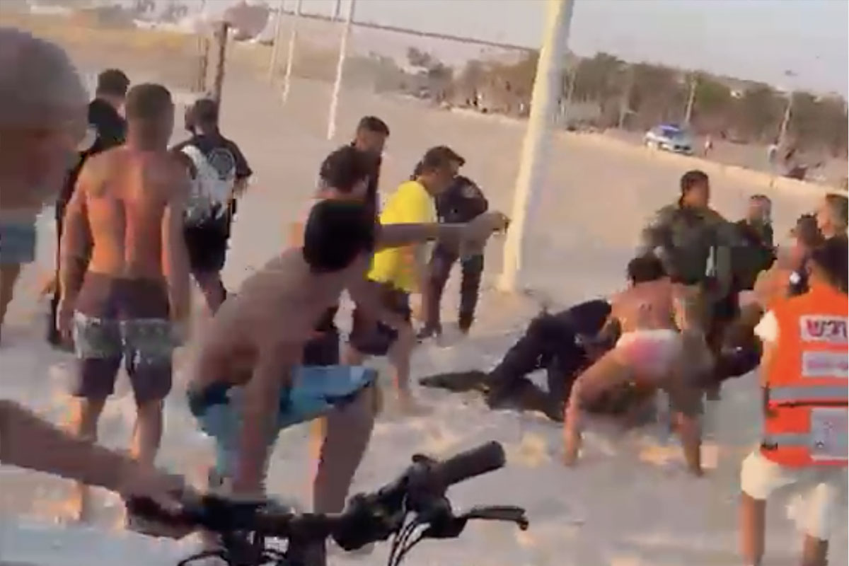 נעצרו שני חשודים באירוע תקיפת שוטרים ופקחים בחוף מי עמי באשדוד