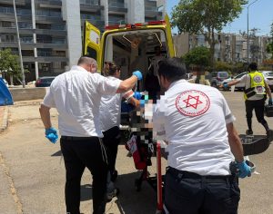 בן 79 התמוטט ברחוב באשדוד, לאחר פעולות החייאה ממושכות ליבו שב לפעום