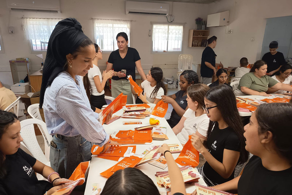 תלמידי אמית י' אשדוד נרתמו להכנת עשרות אלפי מארזי חג לתושבי העיר