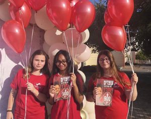 בלונים אדומים למען היימנוט: תלמידים באשדוד פתחו את השנה עם מסר של זיכרון