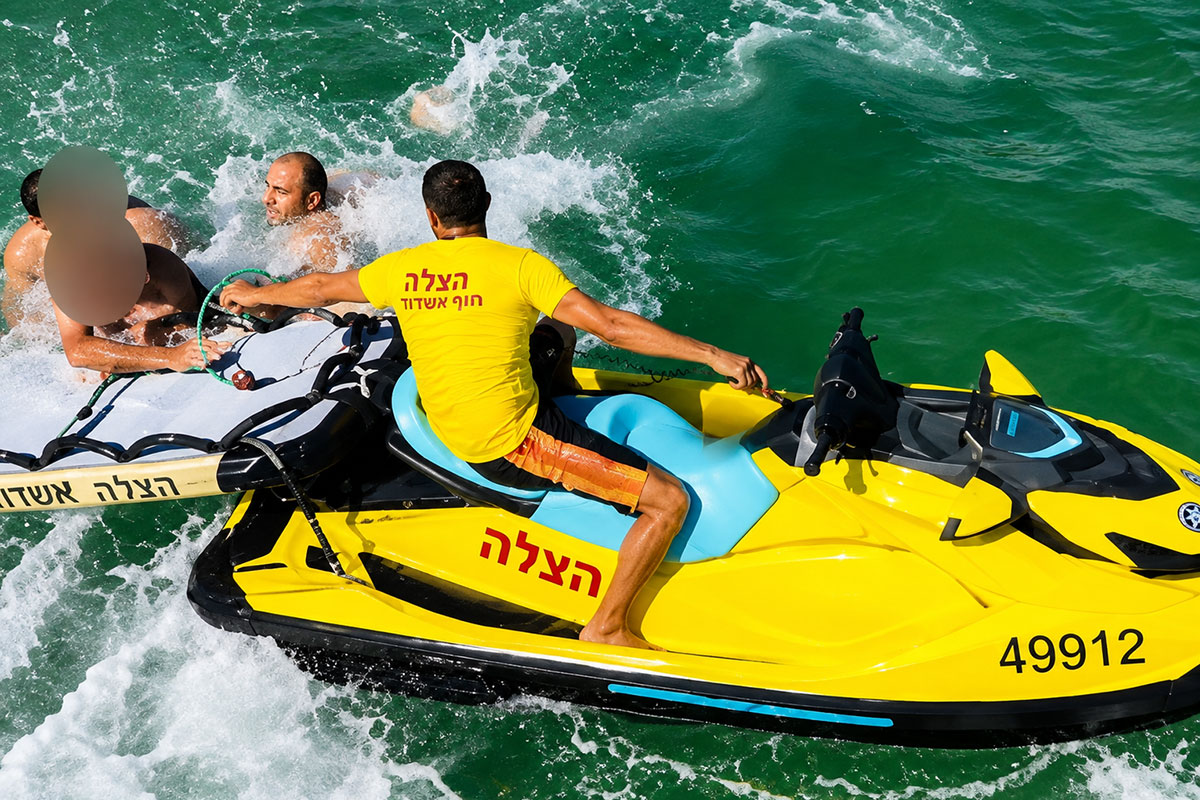 שניות מהאסון: המציל זיהה את הסכנה, עלה על אופנוע הים וחילץ שני רוחצים