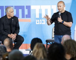 נפתלי בנט ויאיר לפיד בכנס ענק באשדוד: ״מי שלא משרת ולא עובד לא יקבל שקל מהמדינה״