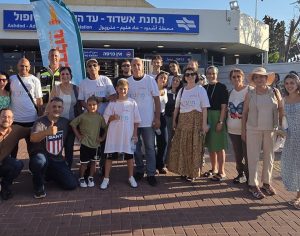 מתנדבי קהילת מגדלור חילקו פרחים בתחנת הרכבת באשדוד