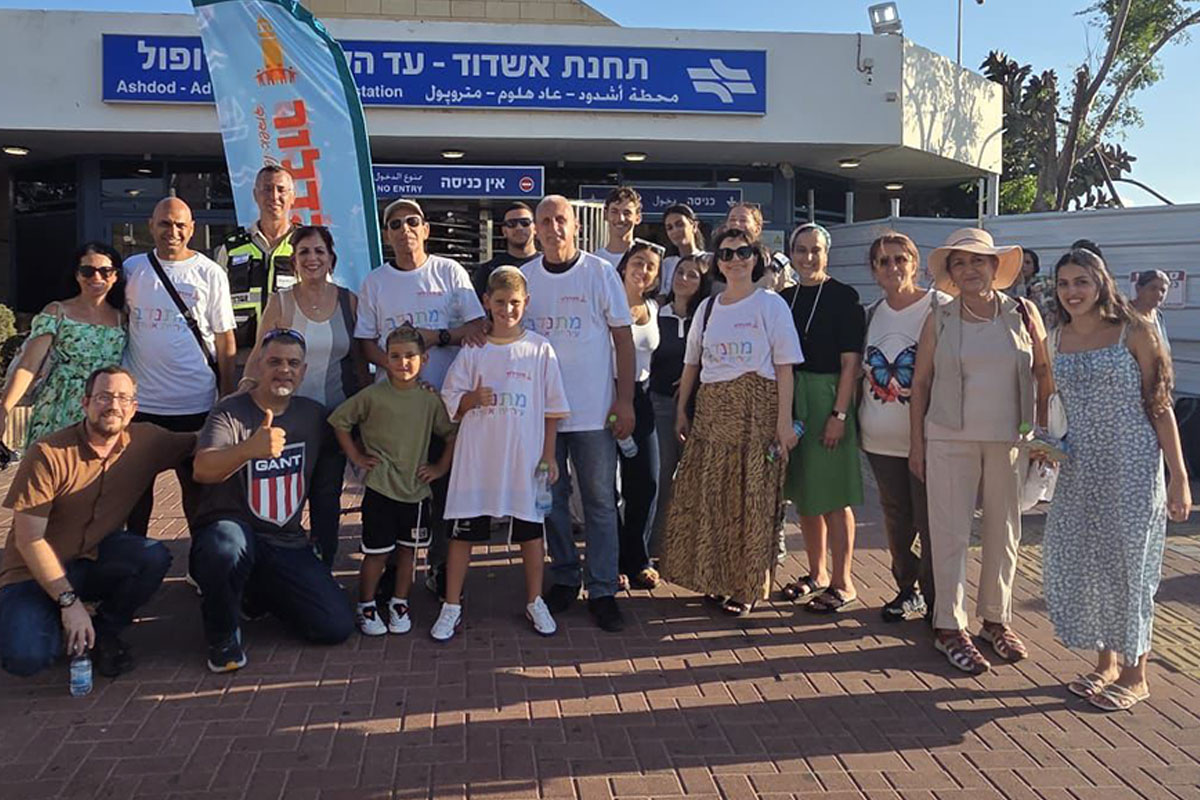 מתנדבי קהילת מגדלור חילקו פרחים בתחנת הרכבת באשדוד