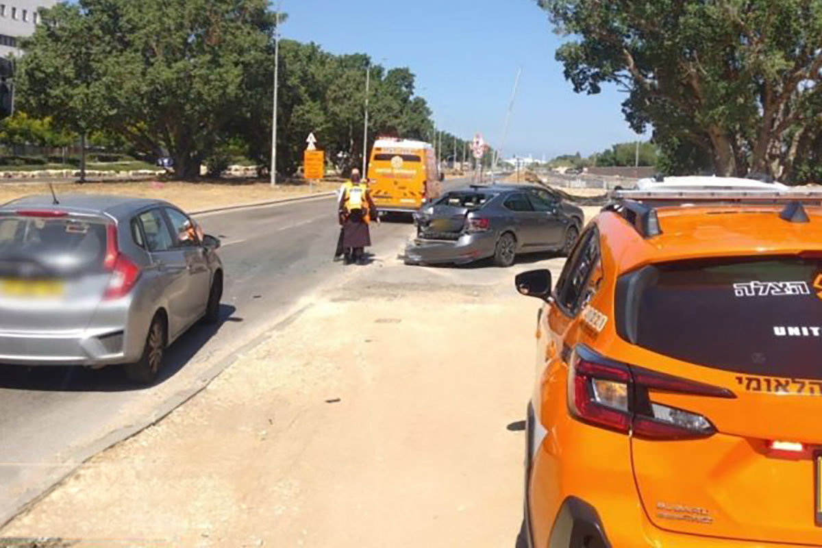 תאונה בין משאית לרכב פרטי באשדוד: שלושה נפצעו באורח קל