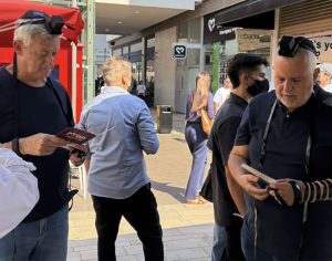 11 ימים לבחירות: בני גנץ הגיע לאשדוד, ובין המפגשים מצא גם רגע לתפילה