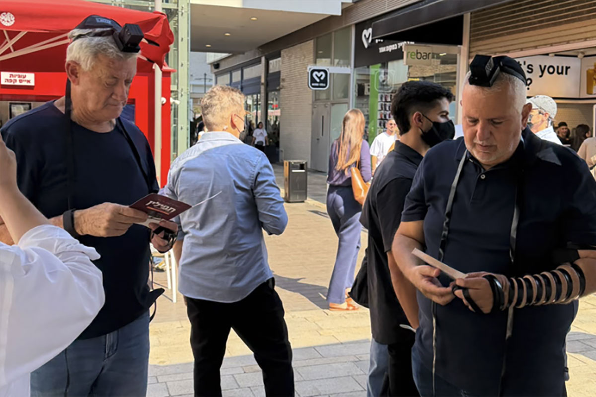 11 ימים לבחירות: בני גנץ הגיע לאשדוד, ובין המפגשים מצא גם רגע לתפילה