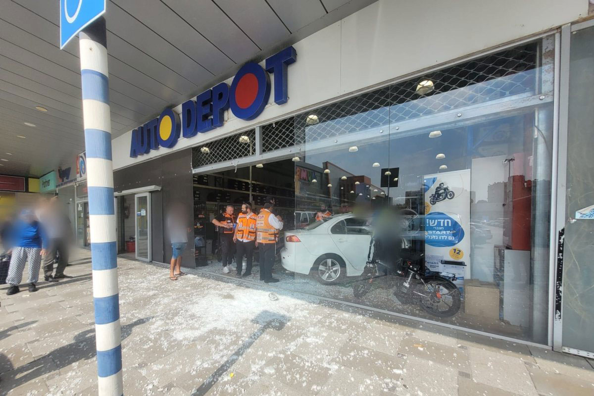 במקום לחניה, לתוך החנות: תאונה חריגה בסטאר סנטר