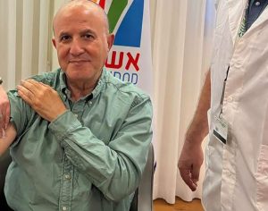 לקראת החורף: ראש העיר ד״ר יחיאל לסרי התחסן נגד שפעת וקרא לתושבים להתחסן
