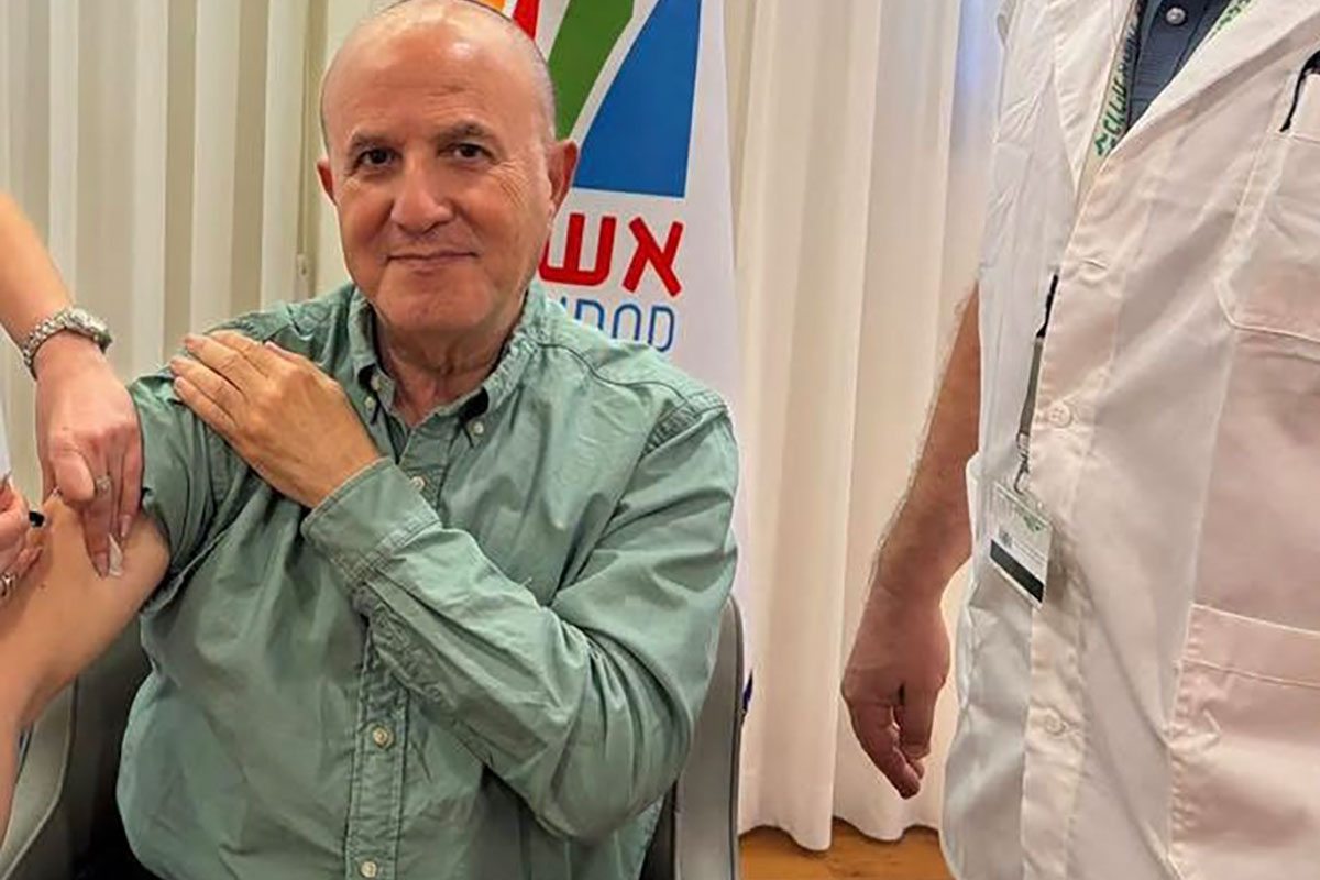 לקראת החורף: ראש העיר ד״ר יחיאל לסרי התחסן נגד שפעת וקרא לתושבים להתחסן