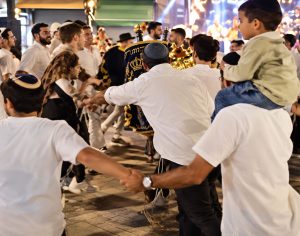 שמחת תורה באשדוד: חוגגים, אבל אולי הגיע הזמן להנמיך