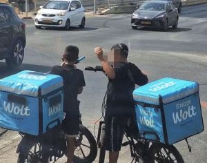 התמונה שהציפה את הרשת: ילדים עם תיקי Wolt על אופניים, מי באמת אחראי?