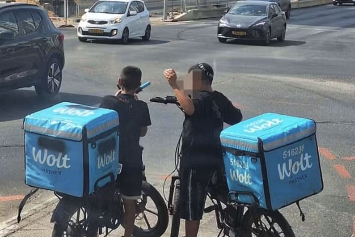 התמונה שהציפה את הרשת: ילדים עם תיקי Wolt על אופניים, מי באמת אחראי?